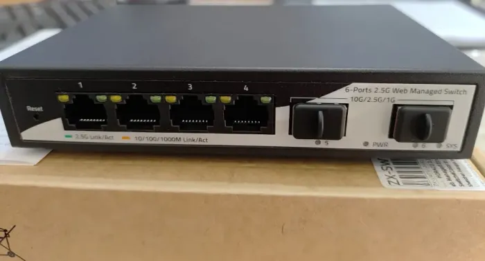 Switch 4 RJ45 x 2.5G + 2 x SFP+ 10G - novo