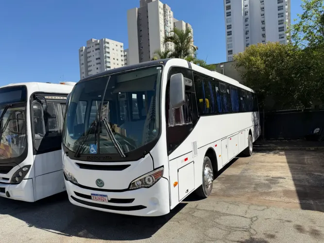 Ônibus rodoviário dianteiro com ar 2013