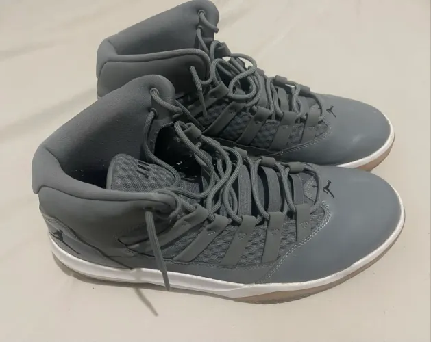 Tênis Air Jordan Max Aura ( cinza)