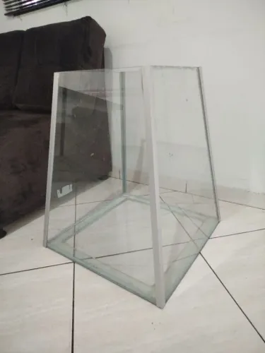 Aquário formato pirâmide lindo