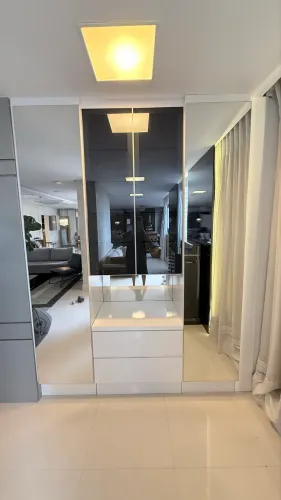 Armário organizador com espelho 