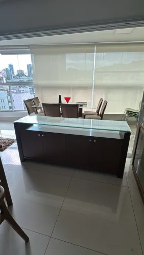 Mesa de 6 cadeira e bifes