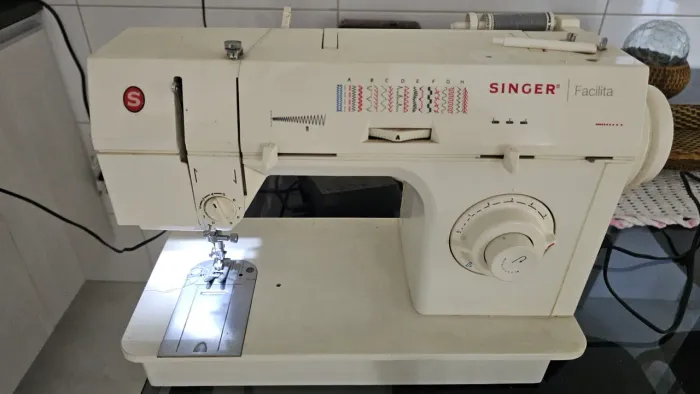 Máquina de costura Singer facilita. 
