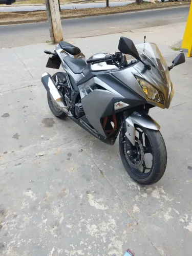 Kawasaki ninja 300 cinza