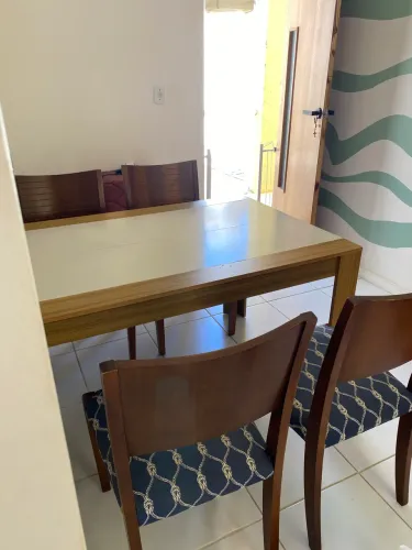04 Cadeiras de Jantar em Madeira com Assento Estofado 