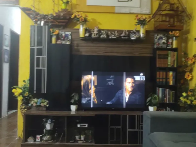 TV 43Smart Samsung com listras na imagem. 