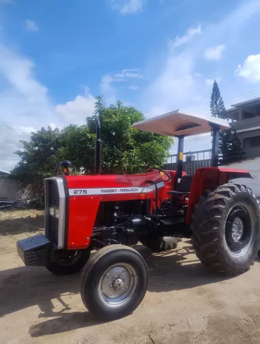 Trator MF 275, com 3 implementos.