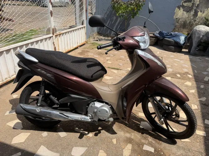 Vende - se BIZ 125 na cor marrom, única dona 