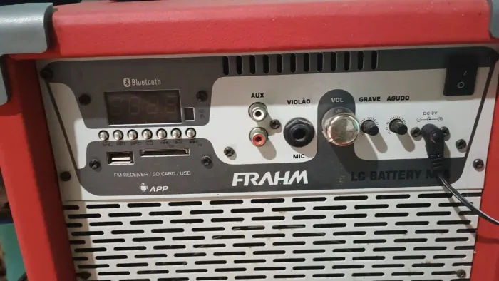 Caixa de som amplificada recarregável e com bluetooth 