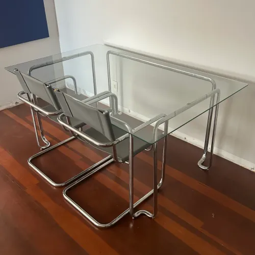 CONJUNTO DE MOBILIÁRIO MODERNISTA ? MESA+2CADEIRAS