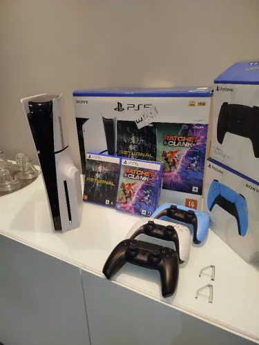 PlayStation 5 slim c/ leitor de disco + 3 controles + 2 jogos
