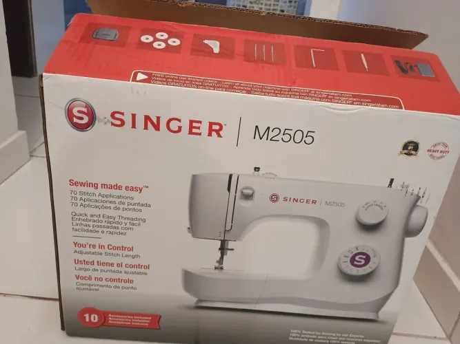 Vendo máquina de costura na caixa, nunca foi usada