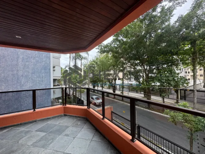 Apartamento com varanda a 400m da praia em Brunella na Enseada, Guarujá