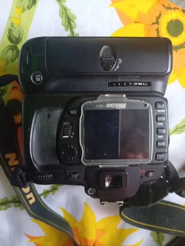 Câmera Nikon top meu amigo me Deu n sei usar ficou uns  3 anos parada 