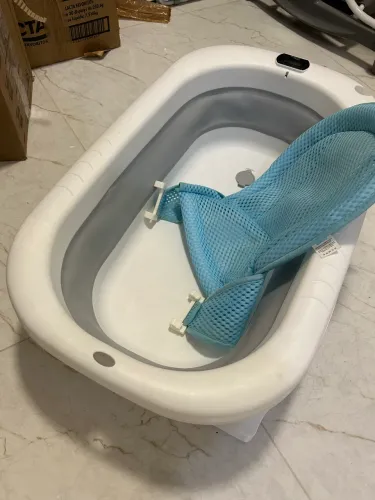 banheira retrátil e dobrável para bebês cinza, equipada com uma rede de suporte azul