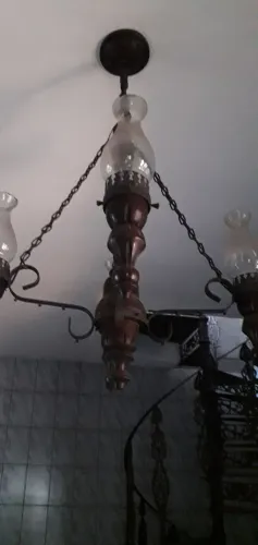 Lindo lustre antigo com todas as cúpulas,  funcionando perfeitamente  