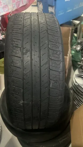 Um Pneu 235-45-18 Goodyear 