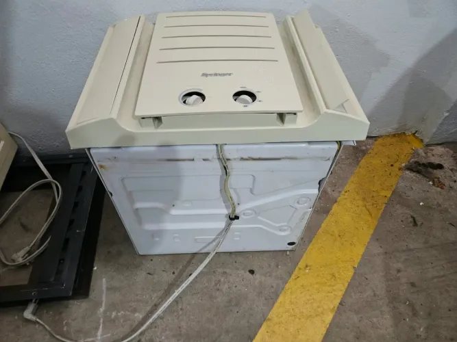 2 Ar-Condicionados de Janela - Gree 12.000 e Springer 9.000 BTUs