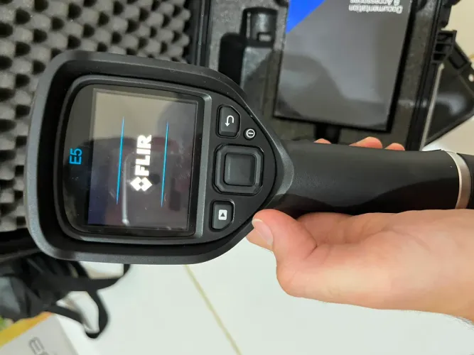 Câmera Termográfica FLIR E5 - Completa na Maleta (Estado de Nova)