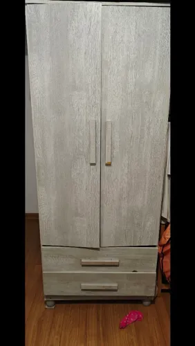 Guarda roupa de madeira usado