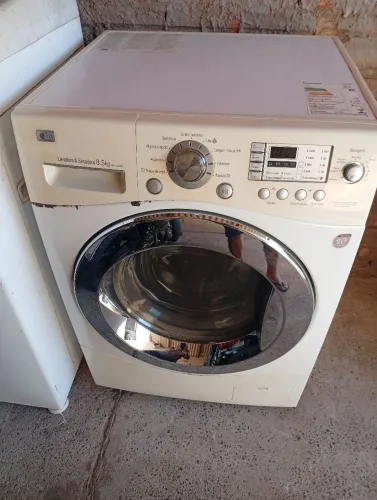 Vendo lava e seca LG de 8.5 KG funcionando  perfeitamente