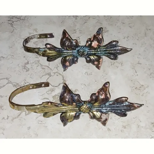 Suporte para cortinas de metal em formato de flor. 1 par.