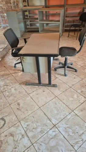 Mesa com duas cadeiras