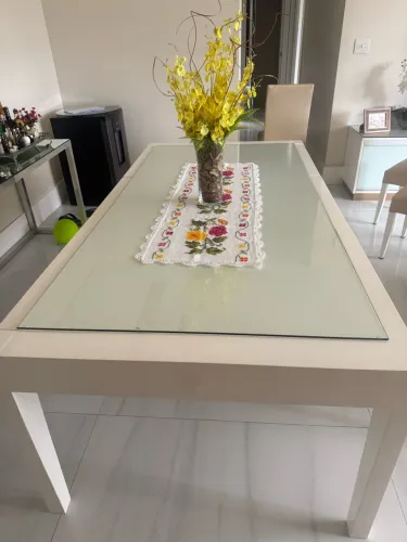 Mesa retangular em laka