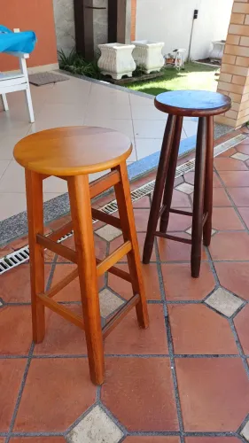 2 banquetas de madeira