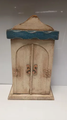 oratório de parede em madeira com pátina altura 39 x 23 x 13 cm
