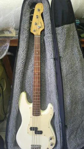 Baixo squier affinity