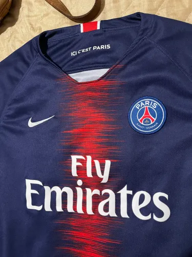 camisa titular do Paris Saint-Germain da temporada 2018/2019,  Nike.