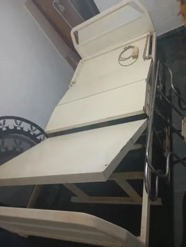 Cama hospitalar motorizada com defeito