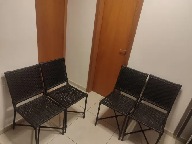 Conjunto de 4 cadeiras seminovas 