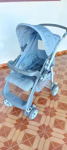 Carrinho de bebê com bebê conforto