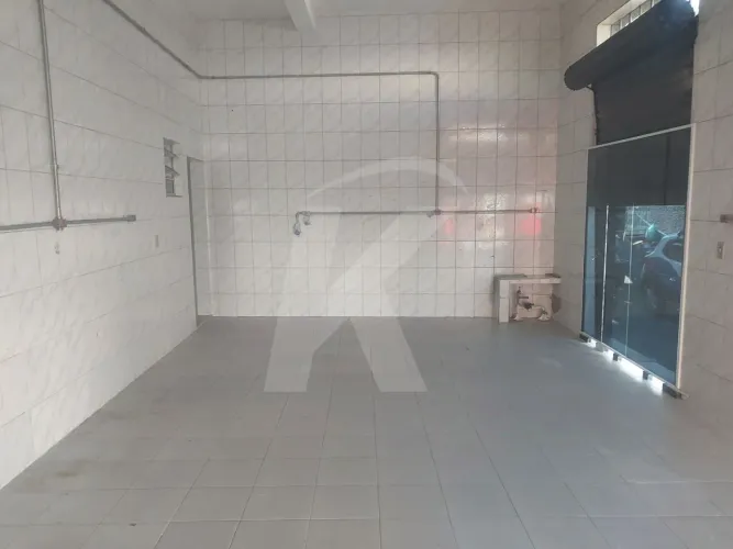 Salão comercial com 1 banheiro.