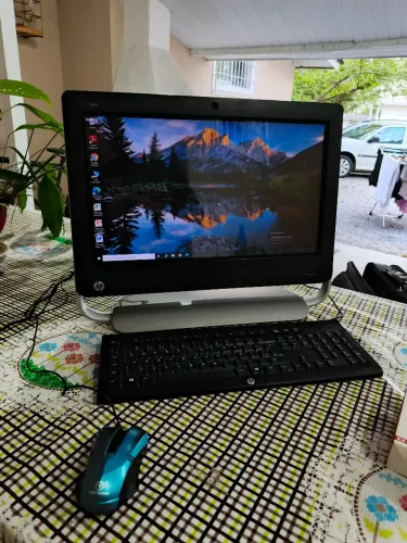 Computador Hp ALL in one com 4gb memória, teclado e carregador original, wi-fi, web Cam.