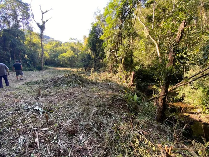 Lindo terreno com rio piscina 100 mil reais 2 km do asfalto