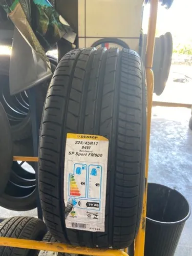 Pneu 225/45R17 Dunlop.