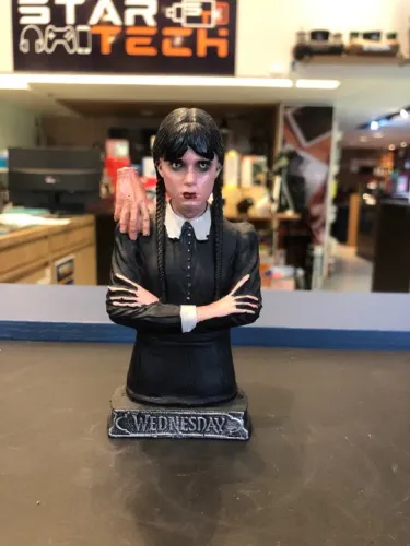 Estatueta da Wandinha Addams - Colecionável