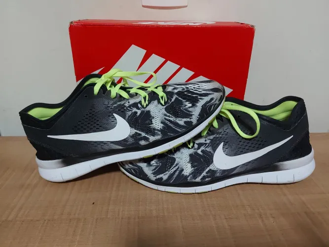 Tenis Nike Free TR FIT 5 (38)