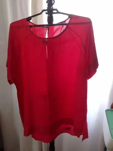Blusa feminina vermelha de seda novíssima e de excelente qualidade e estado 
