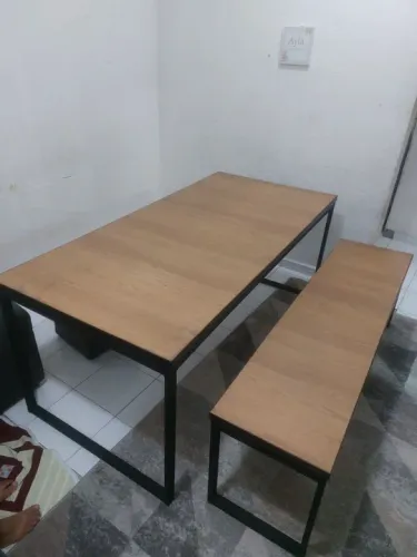 Mesa de Jantar com Banco em Madeira e Aço