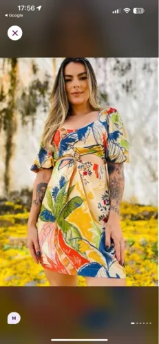 Vestido estampado tropical com recorte