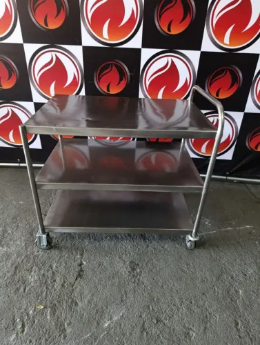 Carrinho todo no aço inox 304 em ótimo estado rodízio pra facilitar a locomoção
