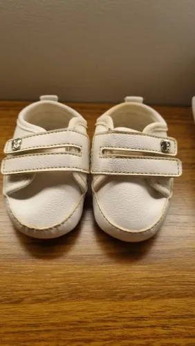 Sapatinhos de bebê branco com fechamento em velcro