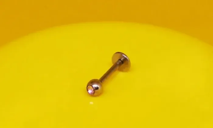 Piercing Labret para Sobrancelha - Esfera com Pedra Rosa Brilhante (Base Reta)