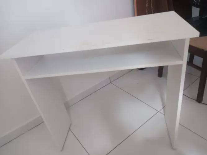 Mesa branca com prateleira