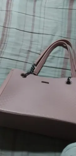 Bolsa de Ombro Rosa com Detalhes em Corrente