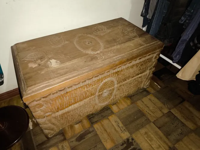 Amplo Baú talhado à mão. Em perfeito estado de conservação. Madeira de demolição